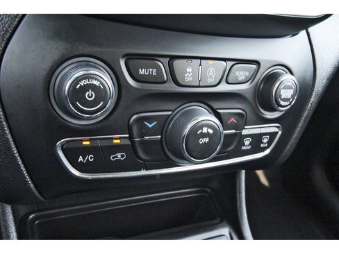 Used 2021 Jeep Cherokee Latitude Lux image 26