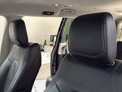 Used 2024 Chrysler Pacifica Touring-L image 13