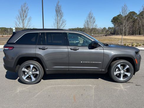 New 2026 Jeep Grand Cherokee Limited w/ Luxury Tech Group II RWD image 10