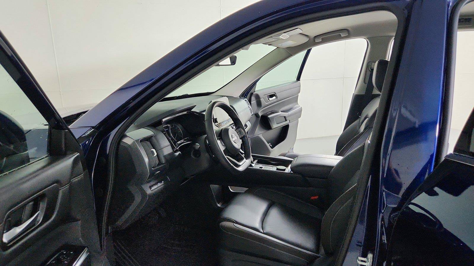 Used 2025 Nissan Pathfinder SL AWD/4WD image 16