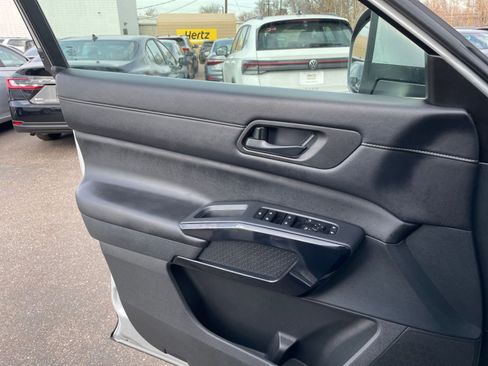 Used 2025 Nissan Pathfinder SV image 18