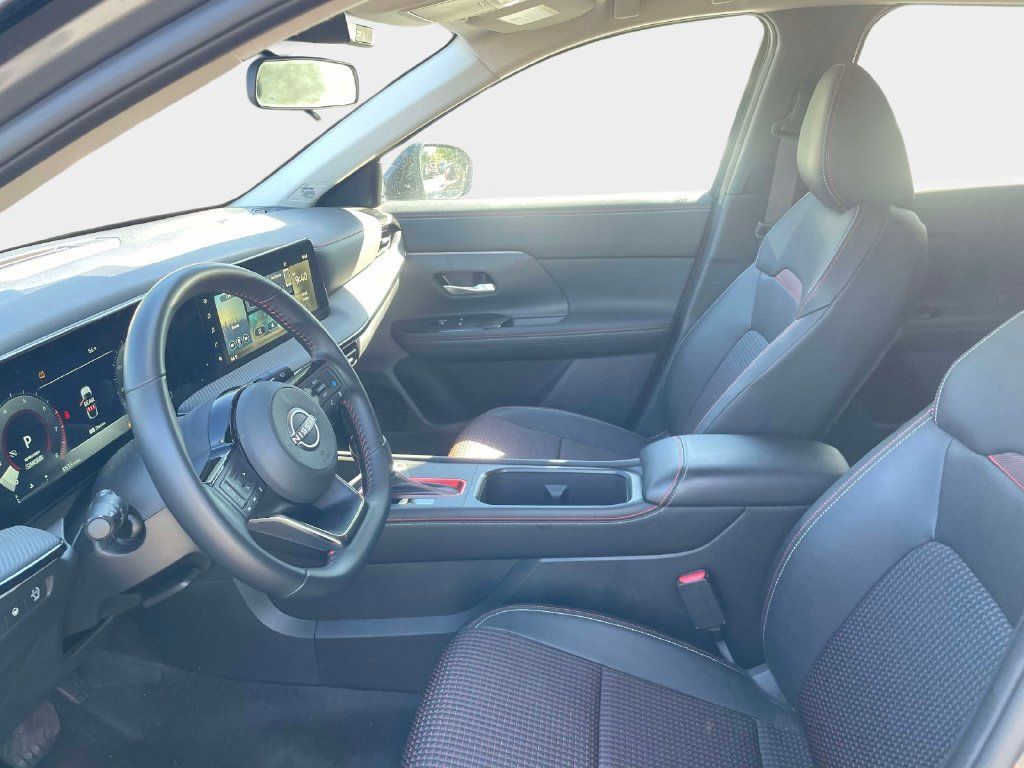 Used 2025 Nissan Kicks SR FWD image 22