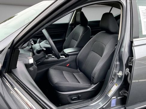 Used 2024 Nissan Altima 2.5 SV image 19