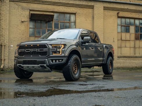 Used 2017 Ford F150 Raptor w/ Equipment Group 802A Luxury image 4