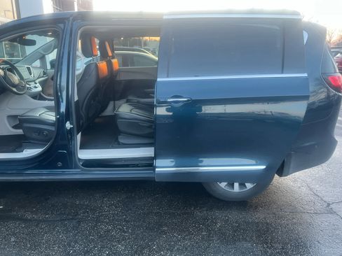 Used 2022 Chrysler Pacifica Limited image 2