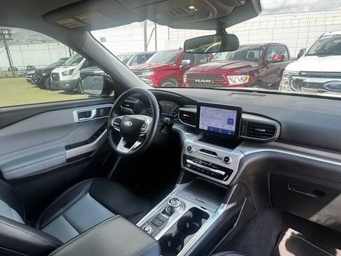 Used 2024 Ford Explorer XLT w/ Equipment Group 202A AWD/4WD image 17