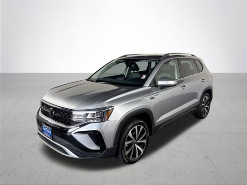 Used 2024 Volkswagen Taos SE image 2