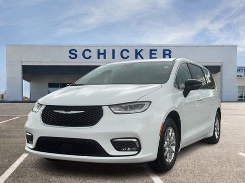 Used 2024 Chrysler Pacifica Touring-L FWD image 8