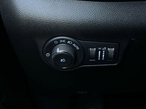 Used 2025 Jeep Compass Trailhawk image 21