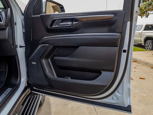 Used 2026 Chevrolet Suburban High Country AWD/4WD image 38