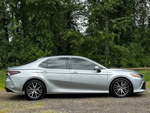 Used 2022 Toyota Camry XLE w/ Navigation Package FWD image 9