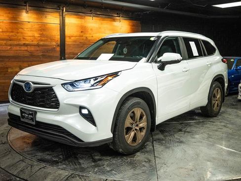 Used 2023 Toyota Highlander Bronze Edition image 2