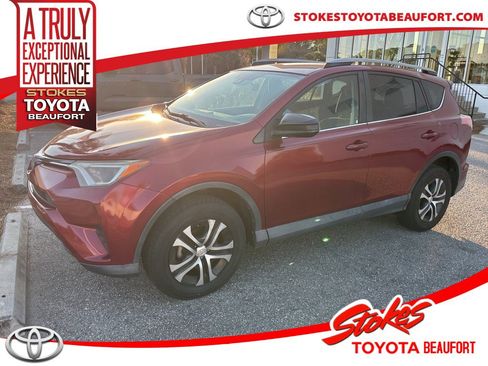 Used 2018 Toyota RAV4 LE image 1