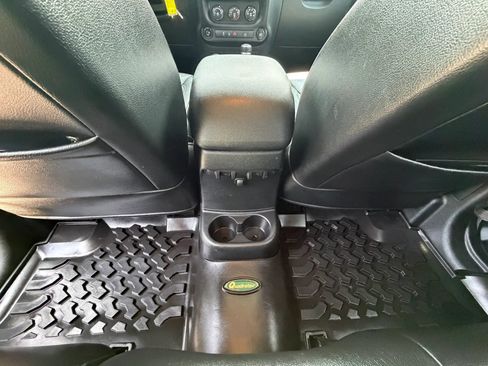 Used 2017 Jeep Wrangler Unlimited Sahara w/ Connectivity Group AWD/4WD image 29
