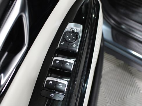 Used 2023 Kia Carnival EX FWD image 7