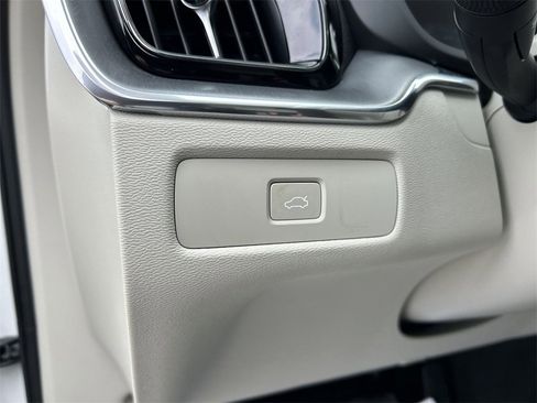 Certified 2023 Volvo XC60 B5 Core w/ Climate Package image 17