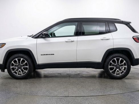 Used 2025 Jeep Compass Trailhawk image 5