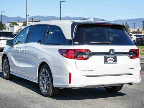 New 2026 Honda Odyssey Touring image 8