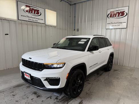 Used 2025 Jeep Grand Cherokee Limited w/ Black Appearance Package AWD/4WD image 16