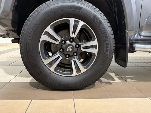 Used 2017 Toyota Tacoma TRD Sport w/ Tow Package (A/T) AWD/4WD image 9