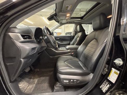 Used 2021 Toyota Highlander XLE AWD/4WD image 19