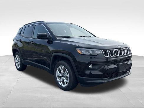 Used 2025 Jeep Compass Latitude w/ Sun & Sound Group AWD/4WD image 3