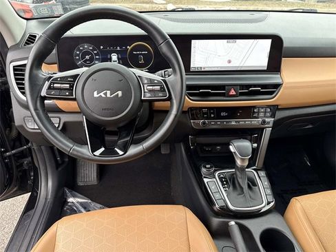 Used 2024 Kia Seltos EX image 18