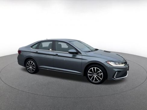 Used 2025 Volkswagen Jetta SE image 2