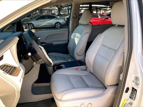 Used 2017 Toyota Sienna XLE image 6