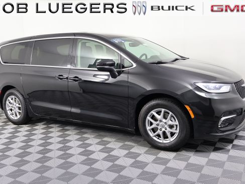 Used 2023 Chrysler Pacifica Touring-L FWD image 2