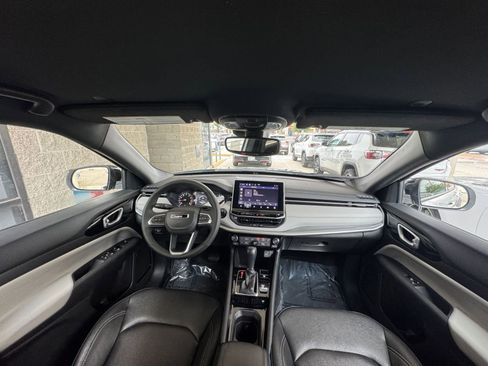 Used 2025 Jeep Compass Limited image 33