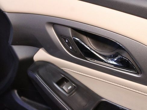 Used 2023 Chevrolet Traverse LT image 9