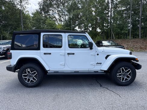 Used 2025 Jeep Wrangler Unlimited Sahara AWD/4WD image 4