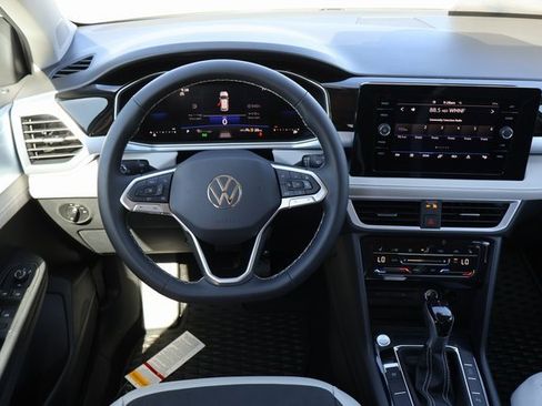 Certified 2025 Volkswagen Taos SE image 15