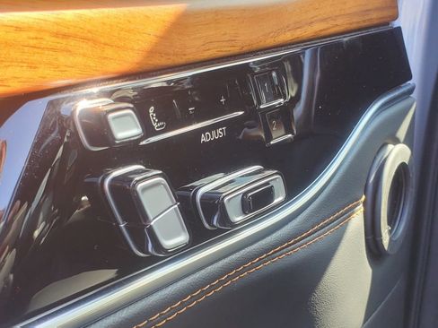 Used 2025 Jeep Grand Wagoneer L Series III w/ Rear Seat Video Group 1 AWD/4WD image 9