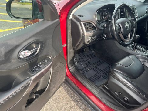 Used 2019 Jeep Cherokee Latitude Plus AWD/4WD image 17