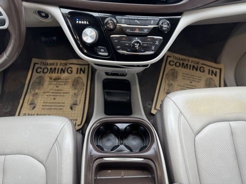 Used 2018 Chrysler Pacifica Touring-L image 28