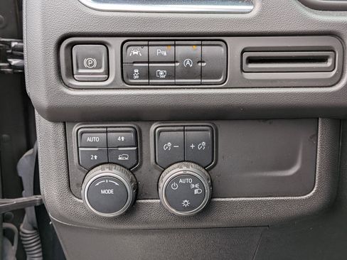 Used 2023 Chevrolet Suburban LT w/ Luxury Package image 17