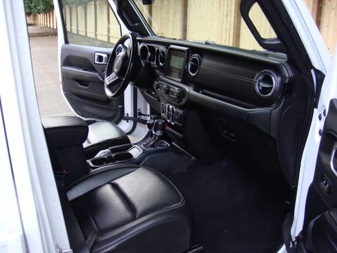 Used 2022 Jeep Wrangler Unlimited Sahara w/ Cold Weather Group image 16