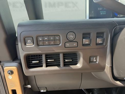 Used 2024 Chevrolet Brightdrop 400 w/ Commercial Equipment Package AWD/4WD image 19