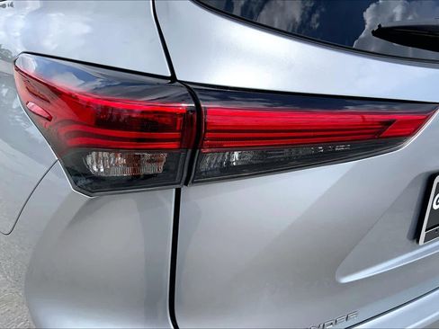 Used 2021 Toyota Highlander LE image 28