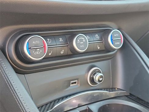 Used 2023 Alfa Romeo Stelvio Estrema image 31