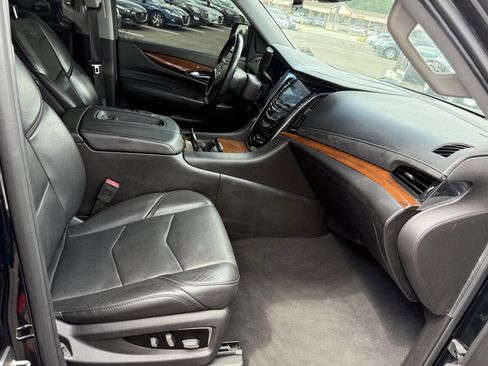 Used 2017 Cadillac Escalade Luxury image 16