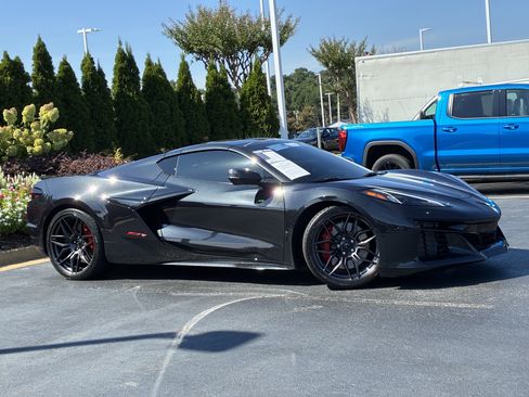 Used 2024 Chevrolet Corvette Z06 RWD image 3
