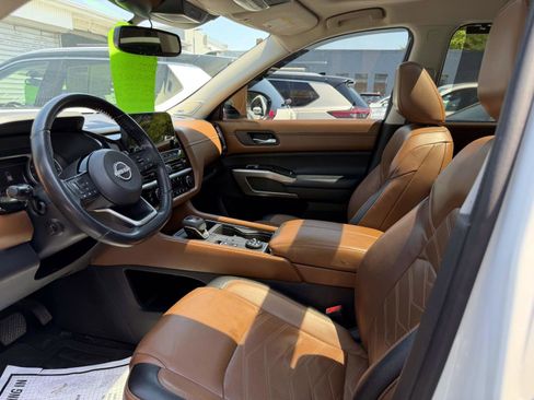 Used 2022 Nissan Pathfinder Platinum AWD/4WD image 16