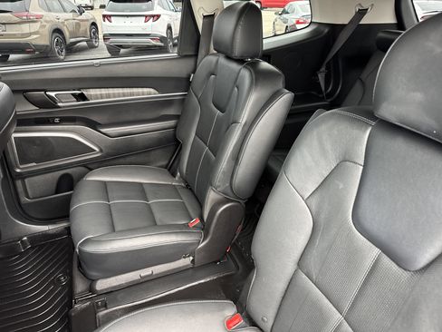 Used 2024 Kia Telluride EX w/ EX Captain's Chair Package image 12
