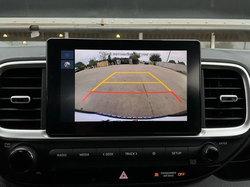 Used 2025 Hyundai Venue SEL image 32