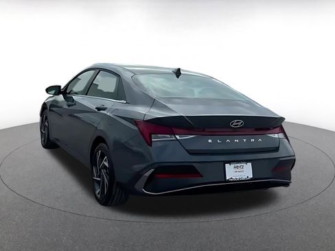 Used 2025 Hyundai Elantra SEL image 11
