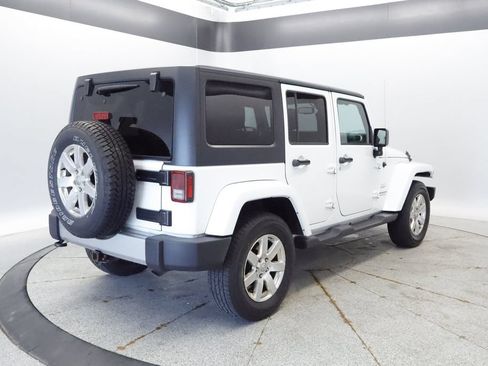 Used 2017 Jeep Wrangler Unlimited Sahara w/ Connectivity Group AWD/4WD image 5