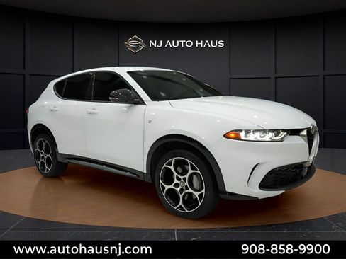 Used 2024 Alfa Romeo Tonale Ti w/ Premium Interior Package AWD/4WD image 1